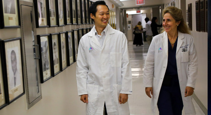 image of Drs. German and Yong walking down a hospital corridor